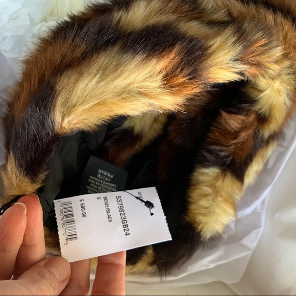 ⛔️SOLD⛔️Authentic GUCCI Leopard Faux fur turns - Picture 2 of 8